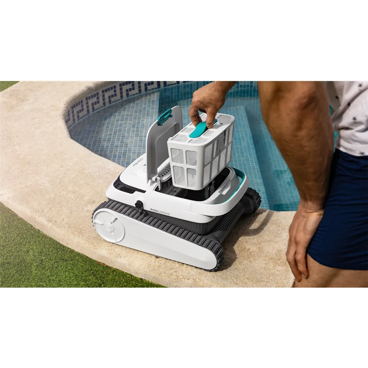 CECOTEC A01_EU01_108205 Pooldroid 5000 TotalCleanPearl 100 m2 felület 2,5 m mélységig használható automatikus falhoz navigálás forgó tisztító fej 90 W 5200 mAh 120 perc IPX68 #5